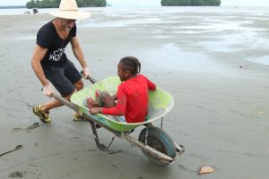 beach-clean-up-volunteering-colombia_ecopazifico-8